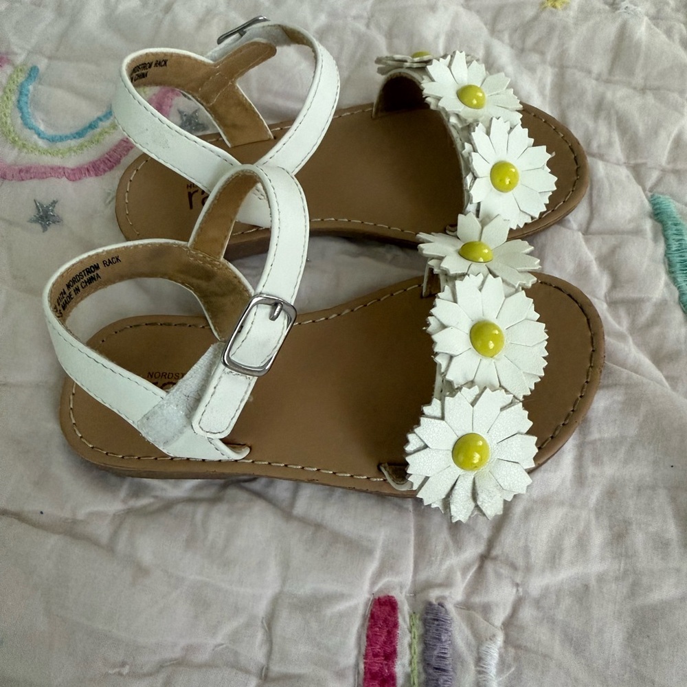 Beautiful like new girls Nordstrom Rack girls white and Yellow Floral Sandals